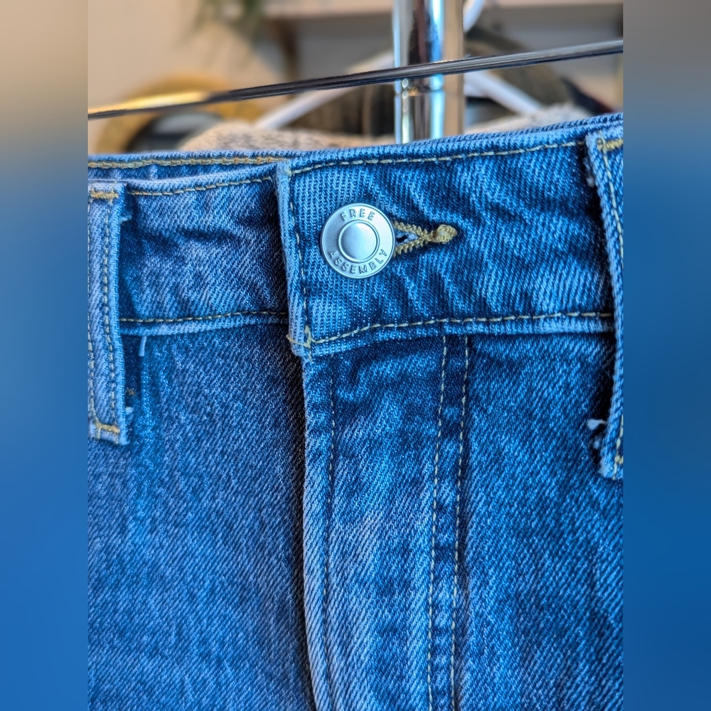 Free Assembly Rolled Cuff High Waist Denim Shorts - Picture 4 of 9